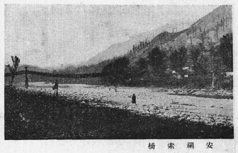 Historische Anlan-Hängebrücke in China — Bambuskonstruktionen wie diese tragen seit Jahrhunderten und stehen am Anfang der bautechnischen Bambus-Geschichte