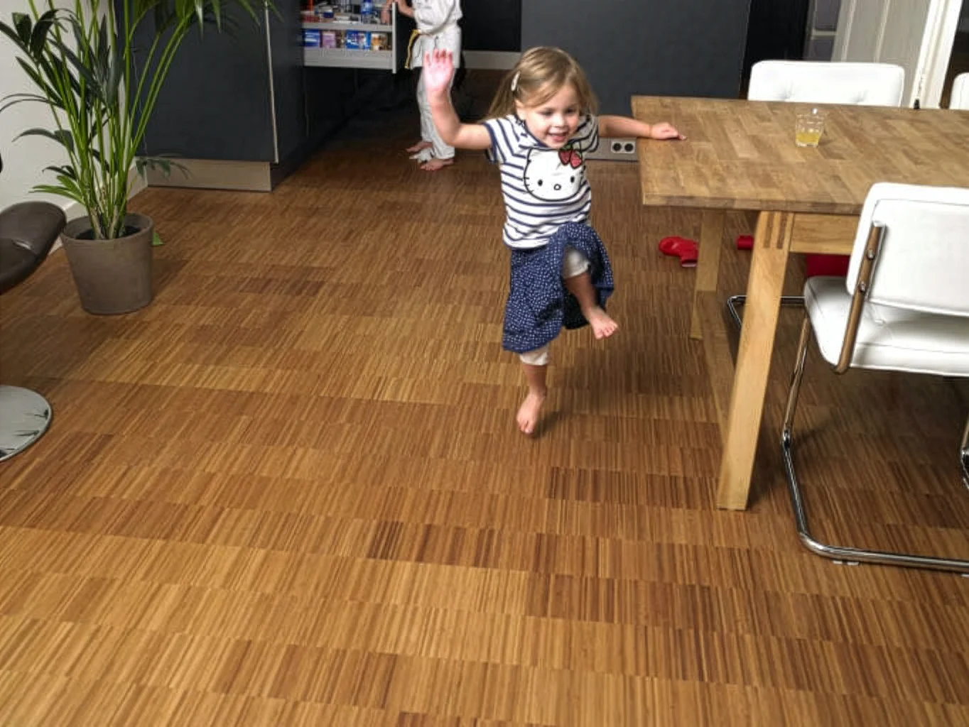 Bambusparkett in einer Wohnküche — natürliche Maserung und Echtholz-Charakter, anders als die gefüllten Strukturen von WPC oder die bedruckten Oberflächen von Vinyl